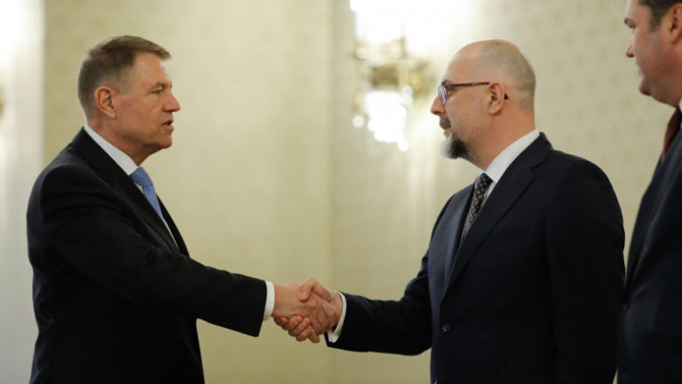 Az RMDSZ javaslatára emelték volna a magyargyűlölő Iohannis munkatársainak fizetését